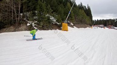 滑雪冬天滑雪假期电影年轻的男人。滑雪滑雪坡有趣的山腰超级慢运动